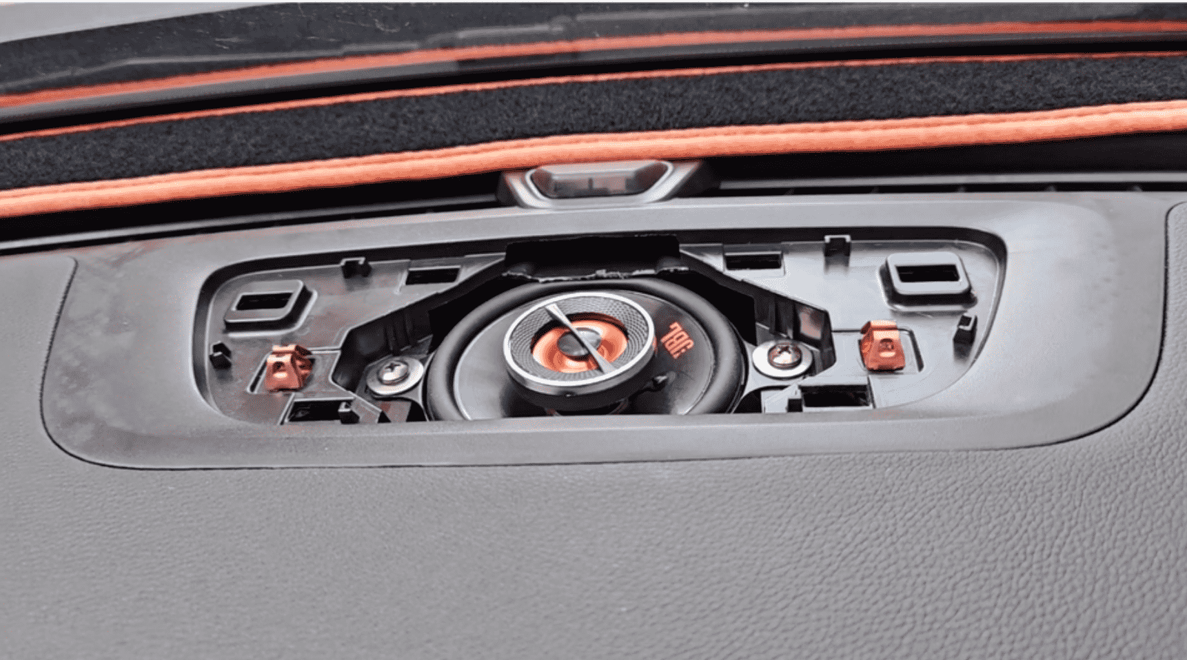 Xevaban.com ở 214 Giải Phóng là đơn vị chuyên cung cấp phụ kiện oto, đồ chơi oto, phụ tùng oto, phụ kiện jaecoo j7, đồ chơi jaecoo j7, xevaban, 214 giải phóng, loa trung tâm jaecoo j7, loa JBL jaecoo j7, độ loa trung tâm jaecoo j7.